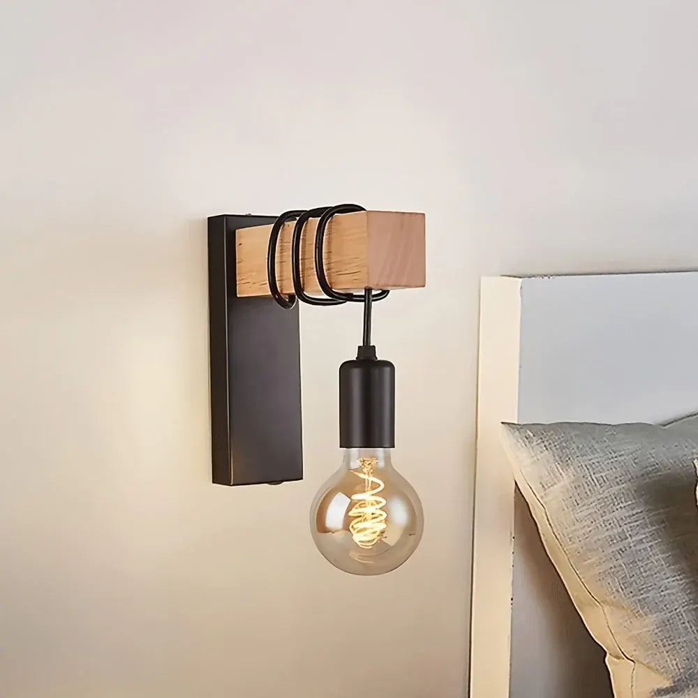 Industrial-Style Wall Sconce with E27 Base and Metal Finish