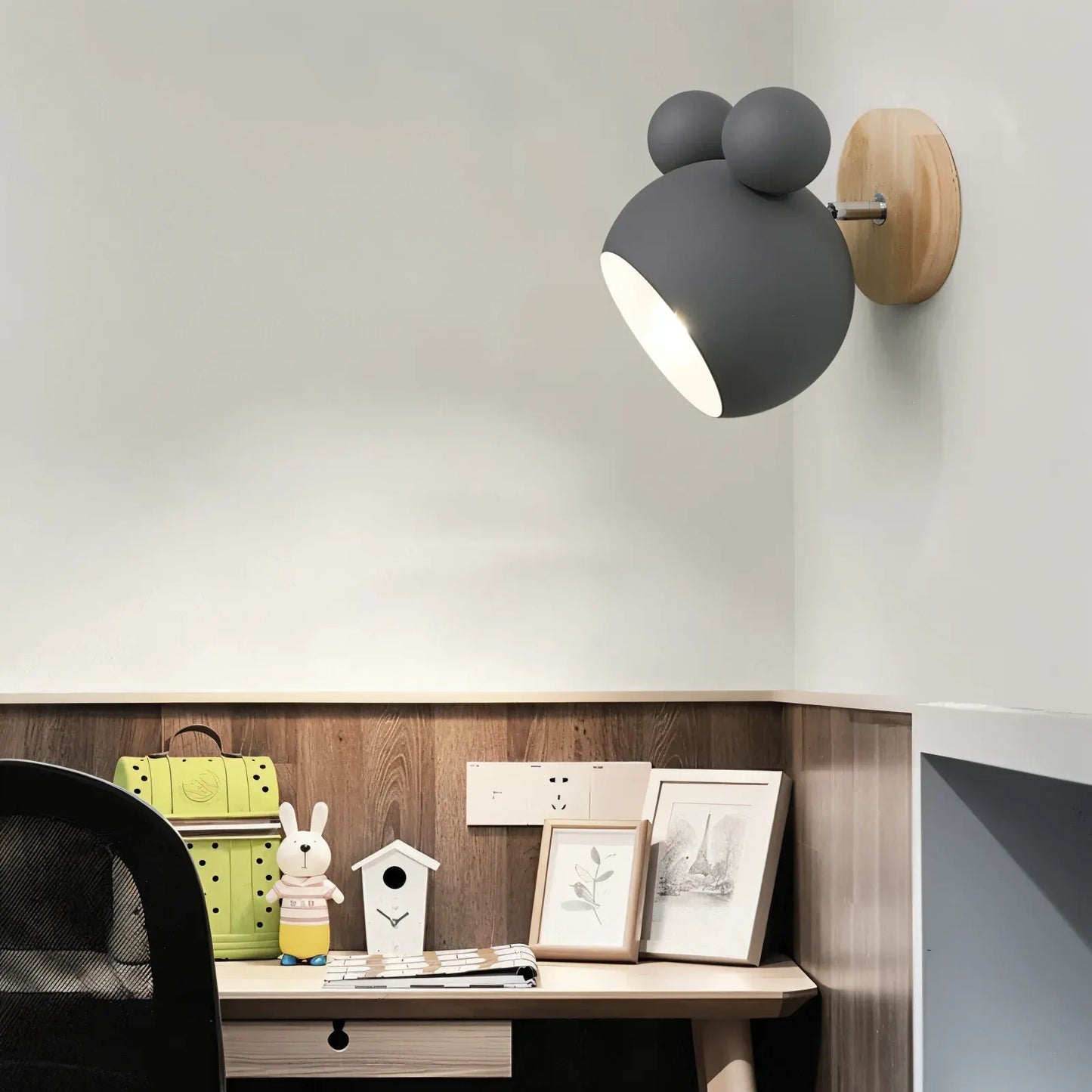 Playful Modern Wall Lamp with Flash Mouse Design