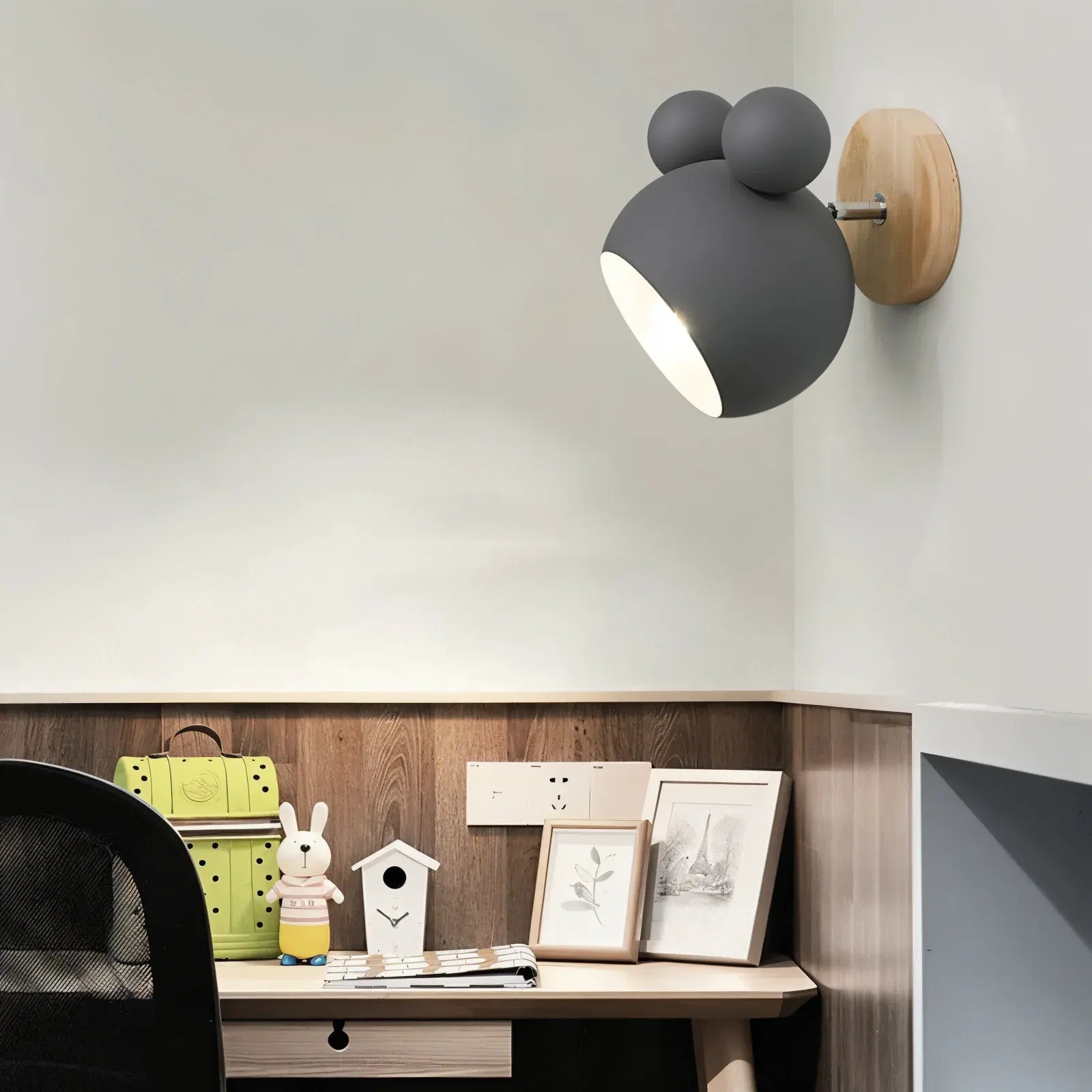Playful Modern Wall Lamp with Flash Mouse Design