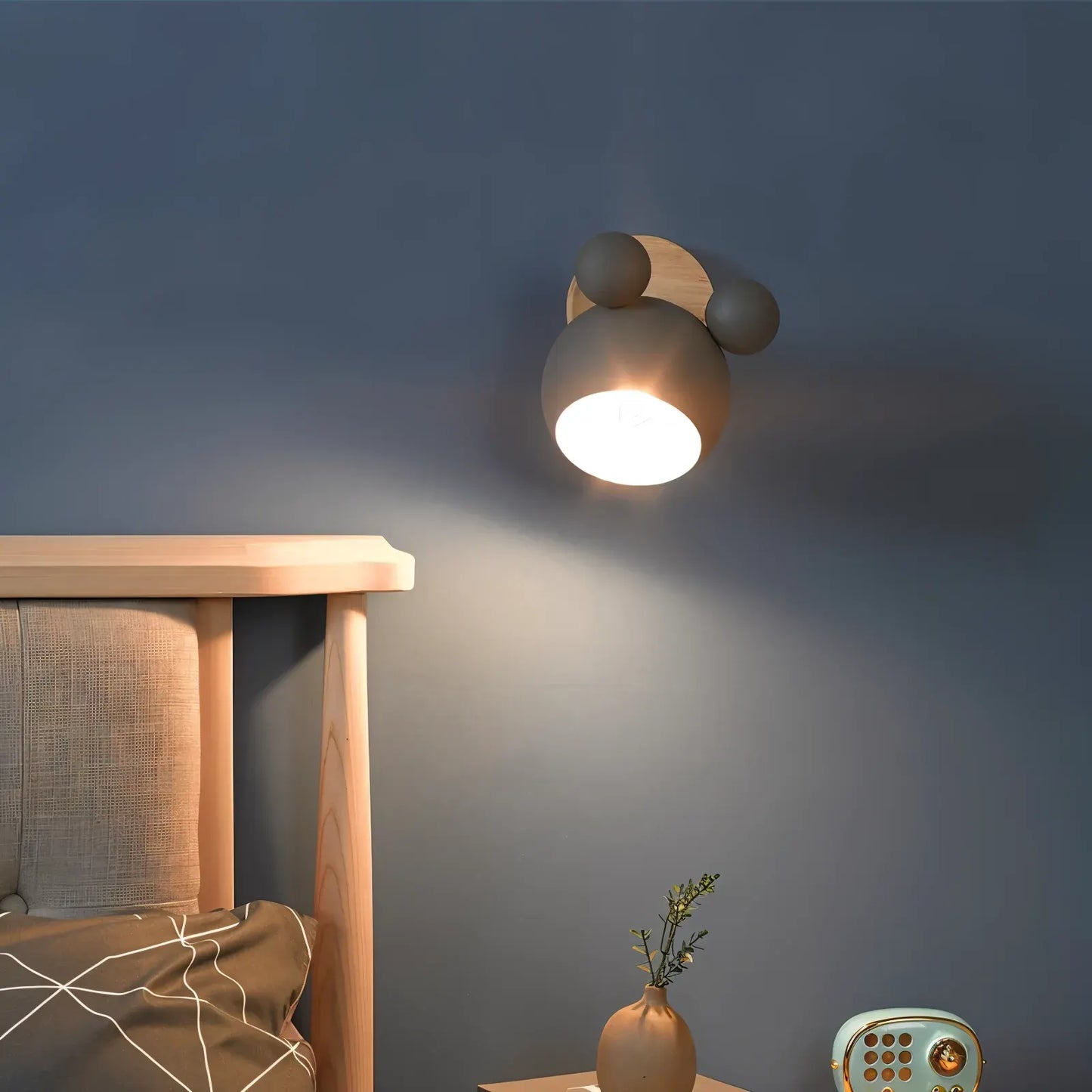 Playful Modern Wall Lamp with Flash Mouse Design