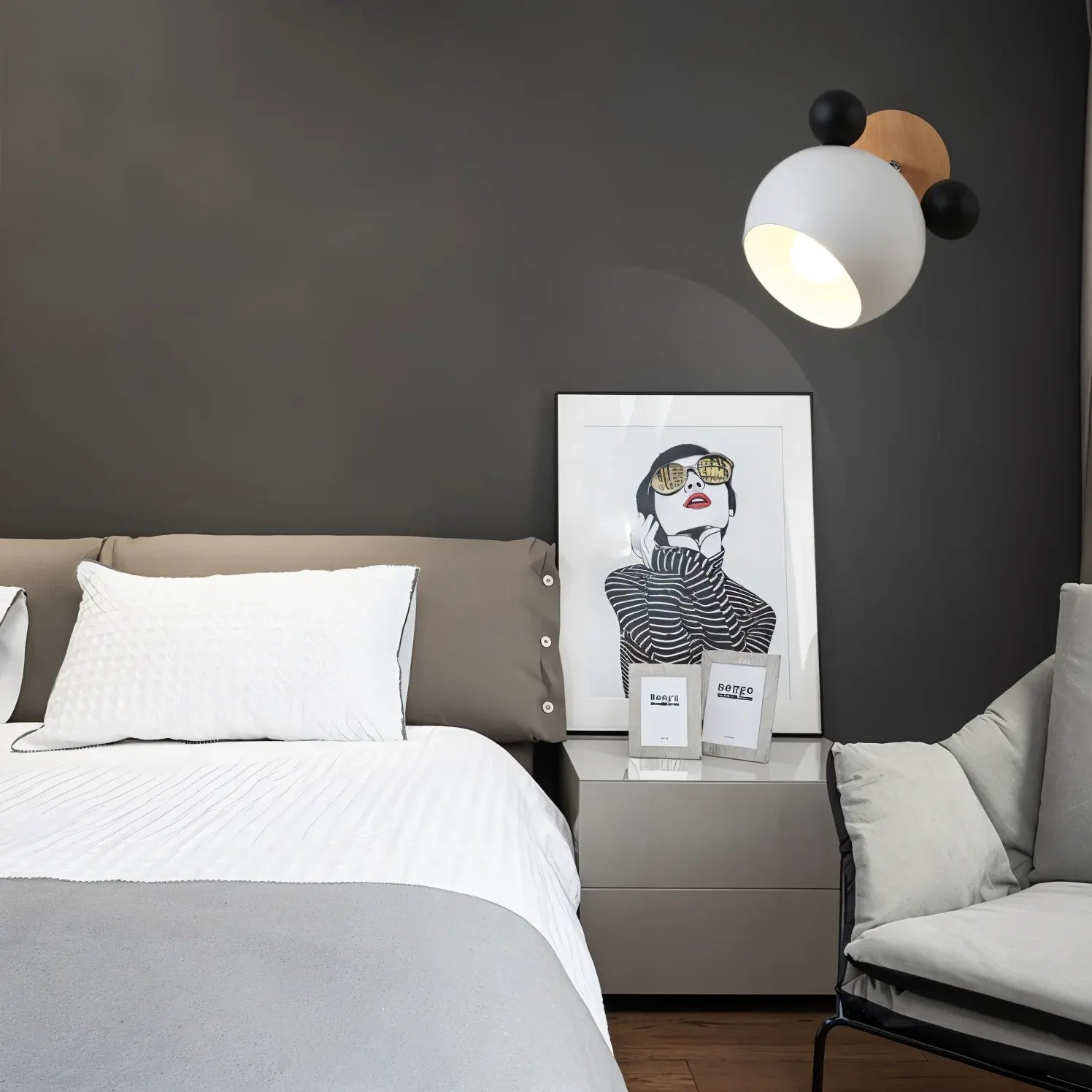 Playful Modern Wall Lamp with Flash Mouse Design