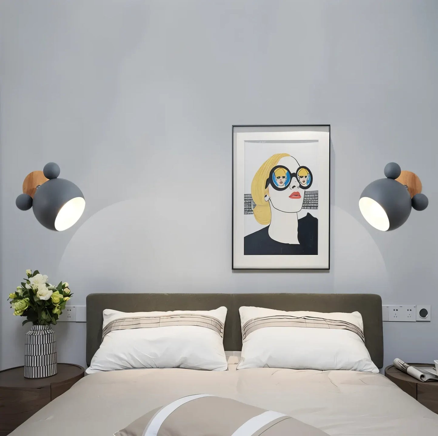 Playful Modern Wall Lamp with Flash Mouse Design