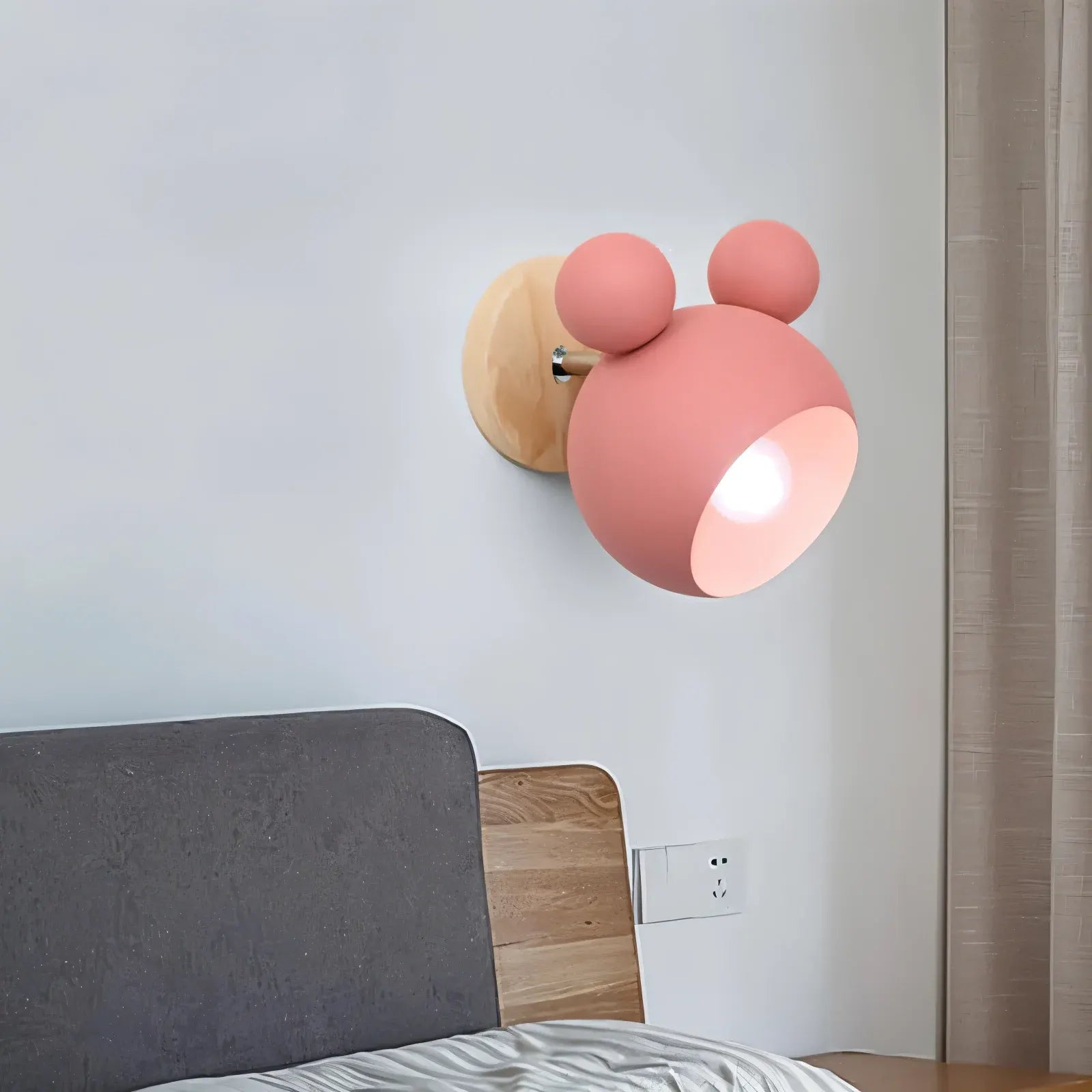 Playful Modern Wall Lamp with Flash Mouse Design